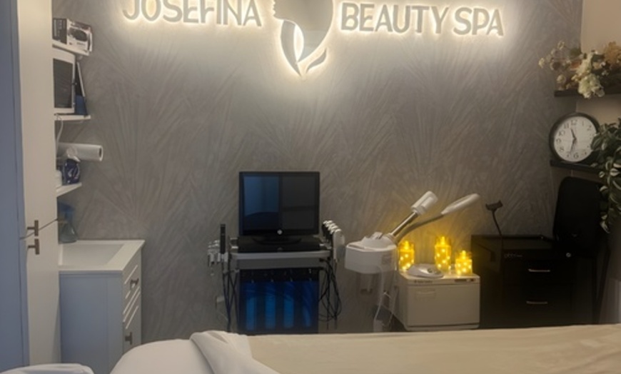Image 2: Signature, Deluxe, or Platinum Hydrafacial with 30 or 60-Min Massage
