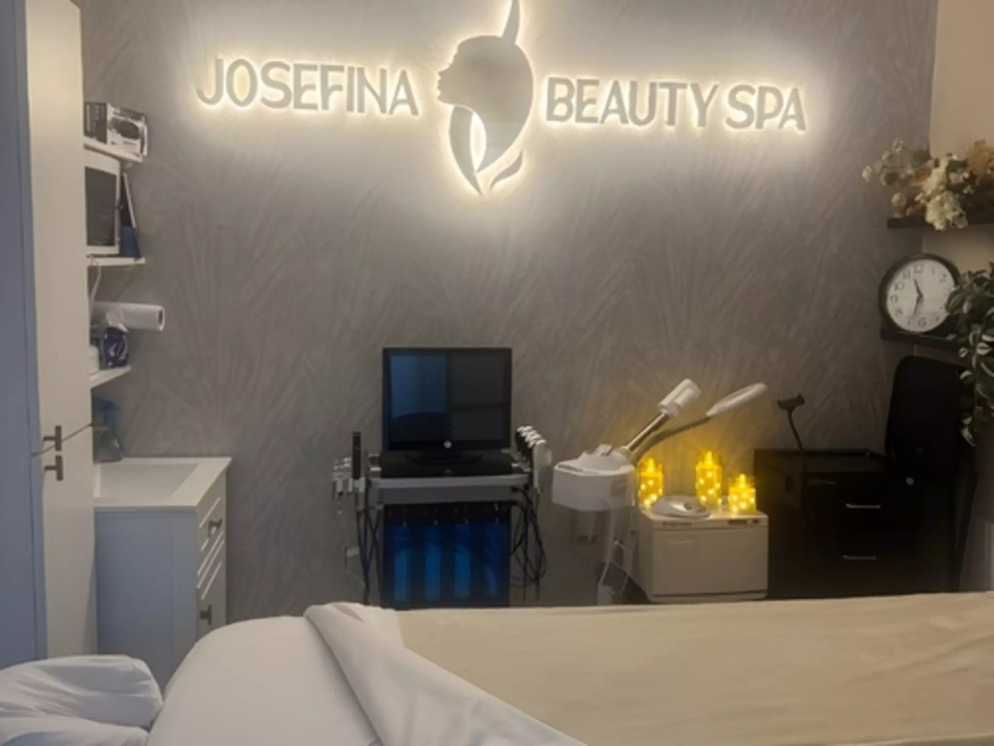 Signature, Deluxe, or Platinum Hydrafacial with 30 or 60-Min Massage