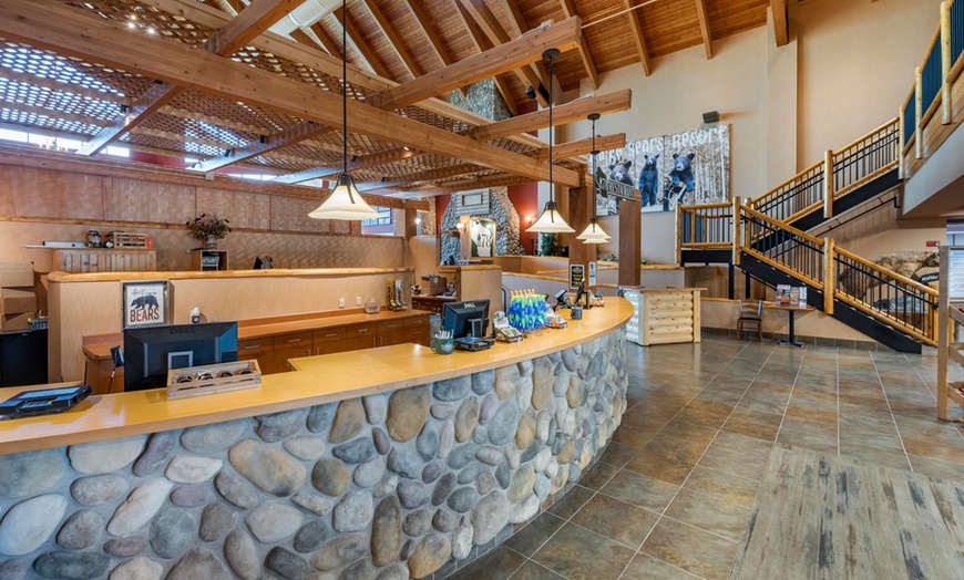 Image 7: Slides, pools & family fun at a Wisconsin waterpark resort