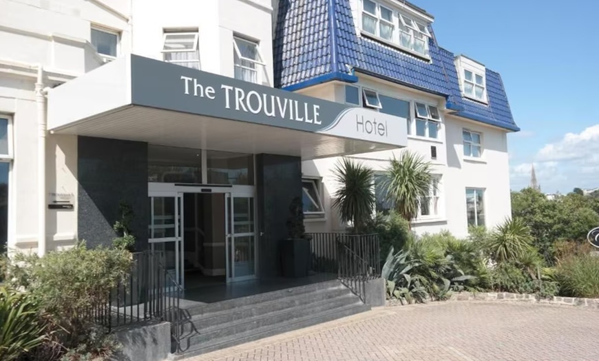 Image 3: Bournemouth: Stay with Breakfast, Tea, Coffee, Cake & Bottle Prosecco	