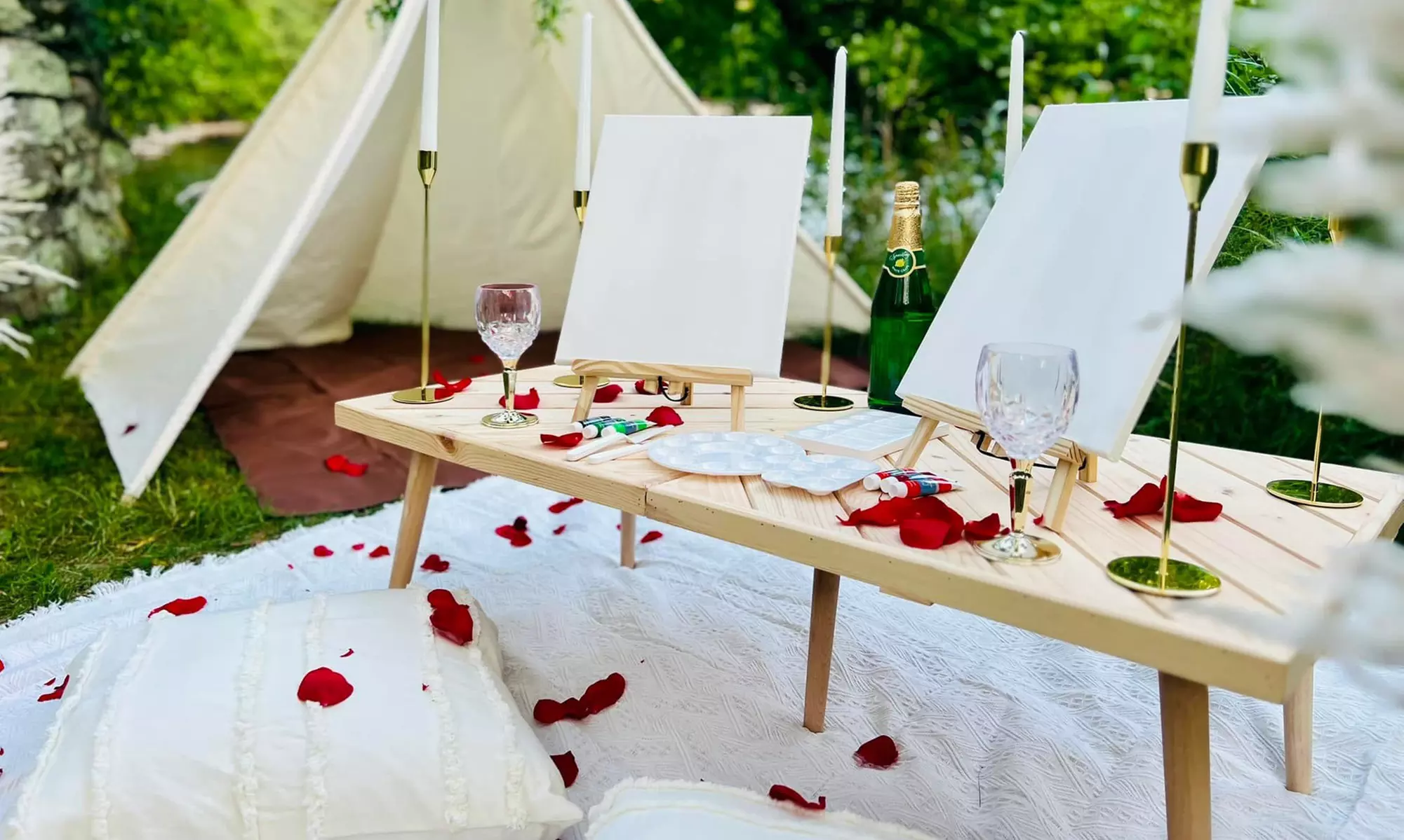 Elegant Picnics for Couples, Groups with Themed Décor for Two or Four