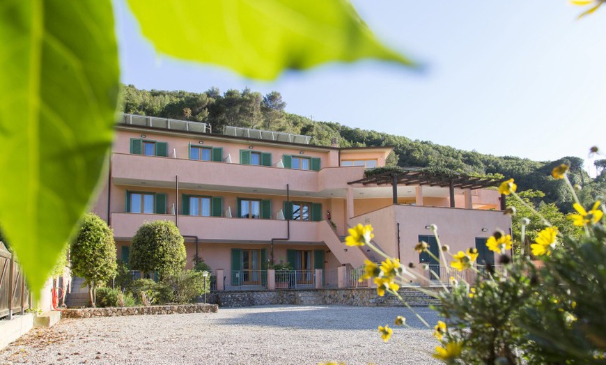Image 2: Isola d'Elba: fino a 7 notti in mezza pensione con servizio spiaggia