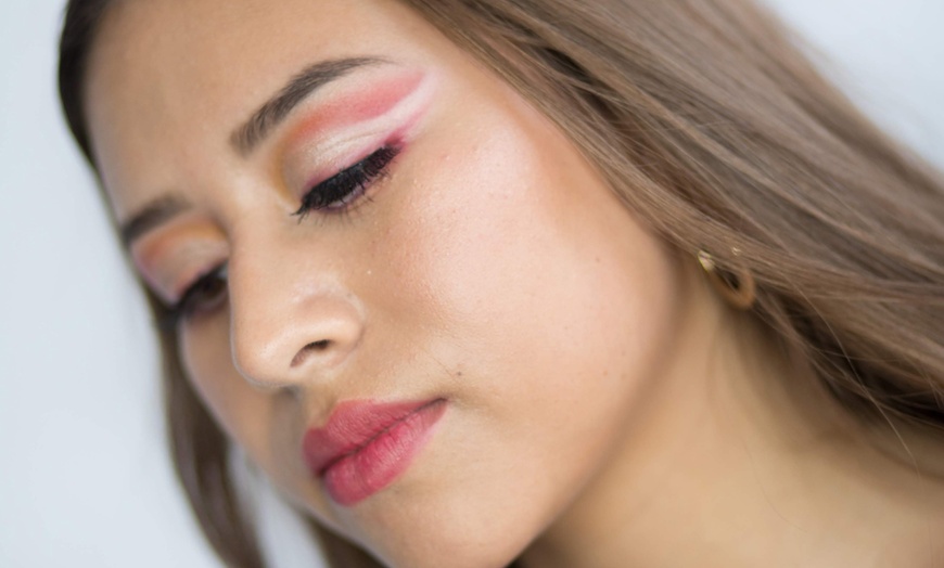 Image 2: Presume de piel ideal con 1 sesión de maquillaje especial para eventos