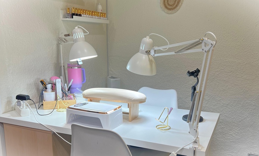 Image 2: Manicura, pedicura o manipedicura con esmaltado a elegir para 1 