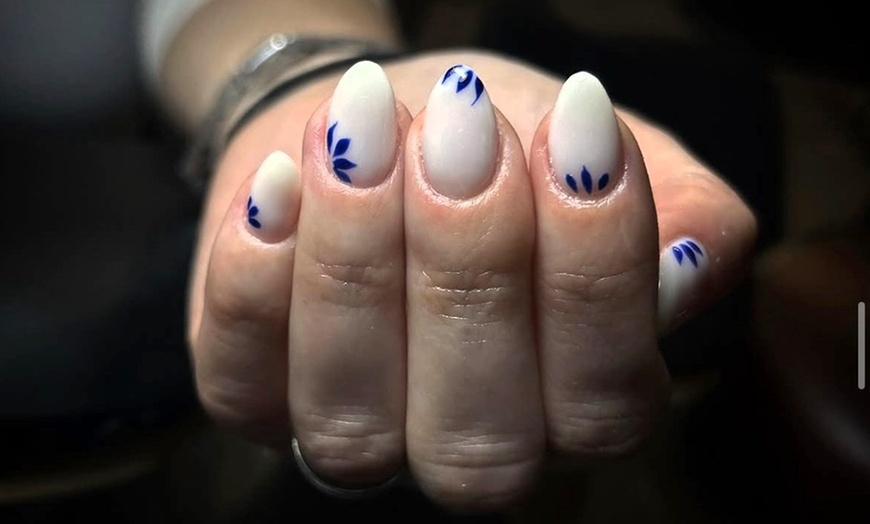 Image 6: Manicura, pedicura o uñas acrílicas con esmaltado monocolor a elegir