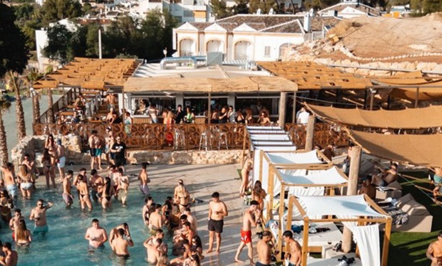 Image 2: Menú para 2 o 4 con acceso a la piscina y opción a cama balinesa