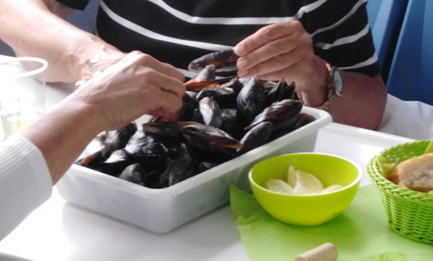 Image 5: Ruta del mejillón con degustación en catamarán para niño o adulto