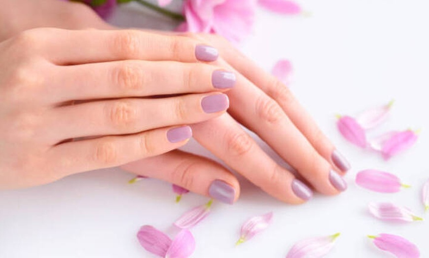 Image 4: Sesión de manicura y/o pedicura normal o semipermanente