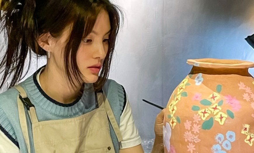 Image 2: Taller de cerámica de 2 h con copa de vino para 1 o 2 personas