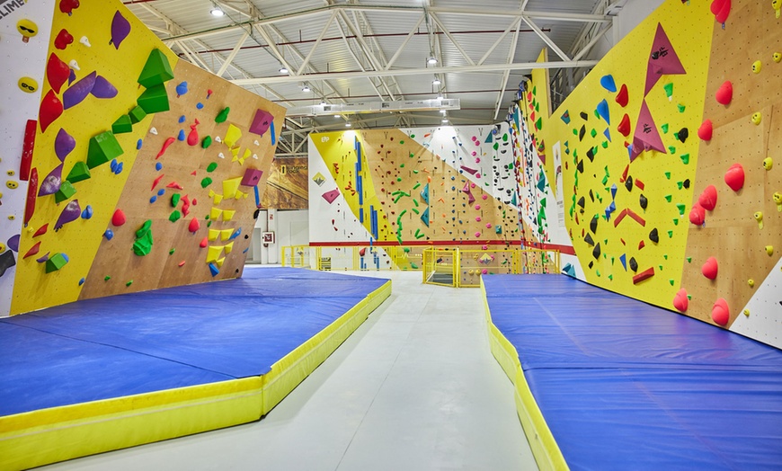 Image 4: ¡Escala sin límites! Acceso libre a rocódromo para niños o adultos 
