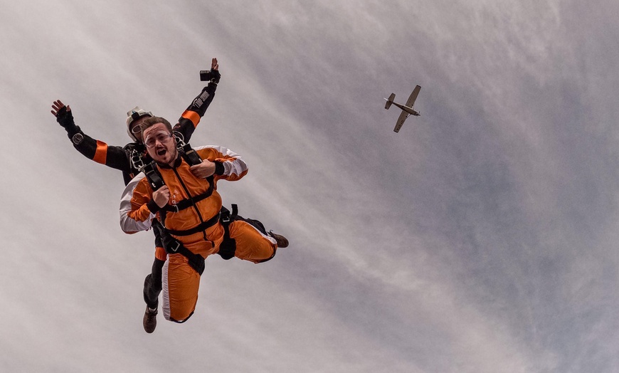 Image 5: Salto tándem en paracaídas a 4500 m sobre el nivel del mar para 1 o 2 