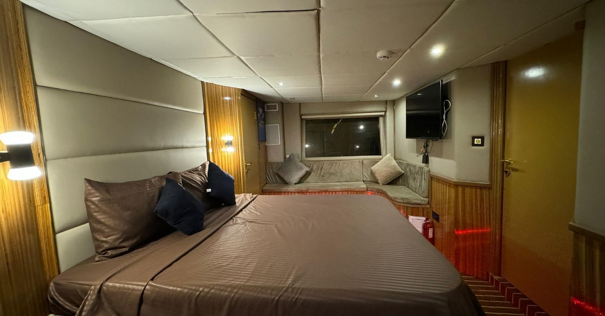 Enjoy Luxury Yacht Up To 50 People For 1-3 Hours Enjoy Luxury Yacht Up To 50 People For 1-3 Hours