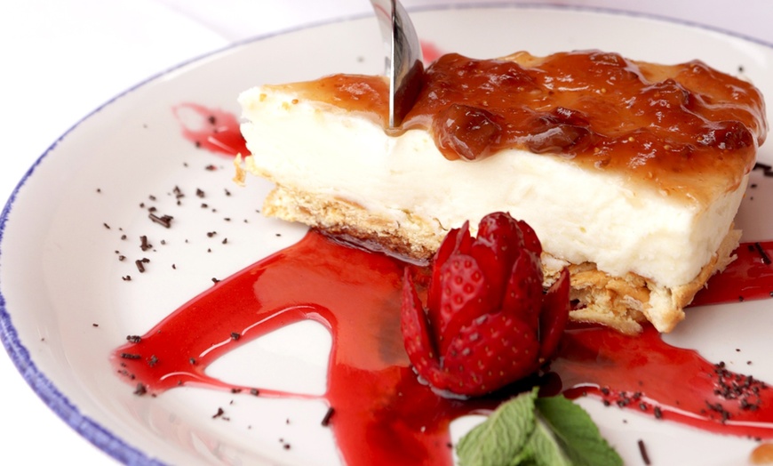 Image 13: Menú tradicional español con opción a botella de vino para 2 o 4