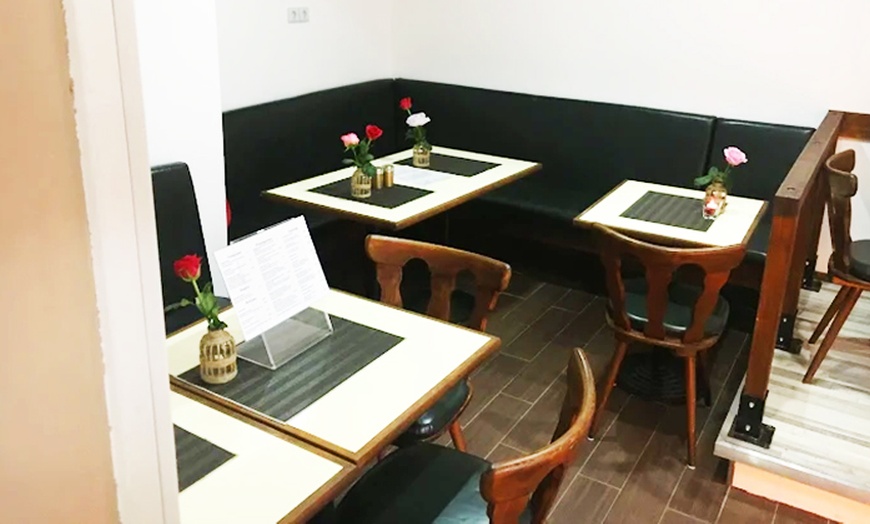 Image 3: XL Schweineschnitzel mit Steakhouse-Pommes oder Bratkartoffeln