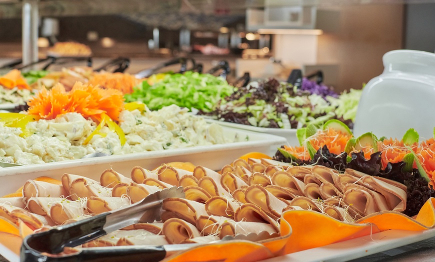 Image 7: Día en hotel para 2 con almuerzo buffet o con masaje de 25 minutos
