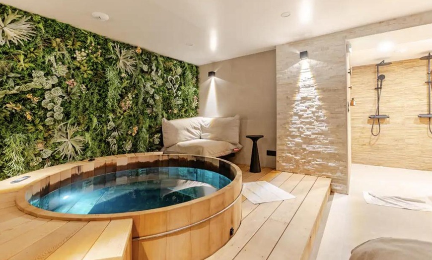 Image 1: Clichy : chambre double avec petit-déjeuner et spa en option