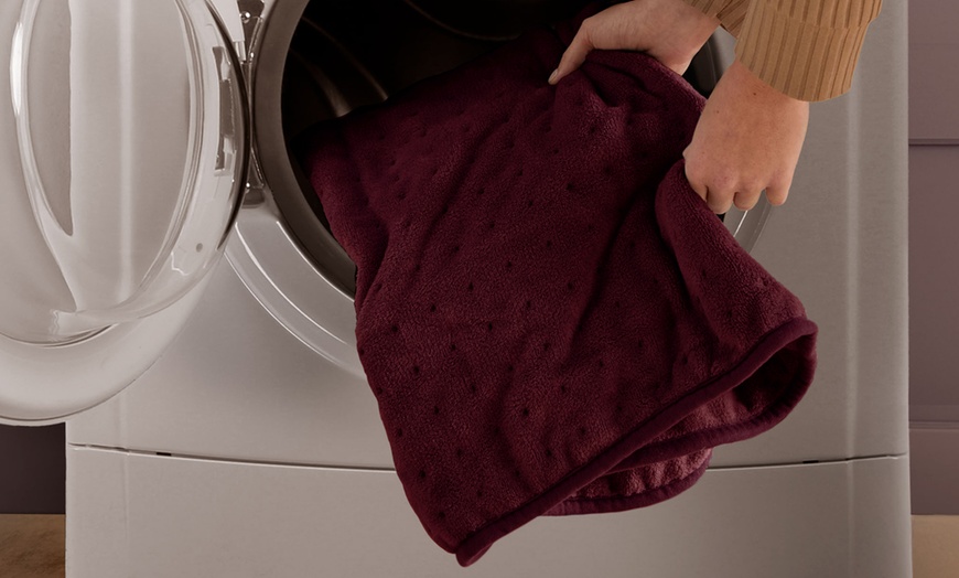 Image 4: Silentnight Luxury Heated Throw, Energy-Efficient Fleece Comfort