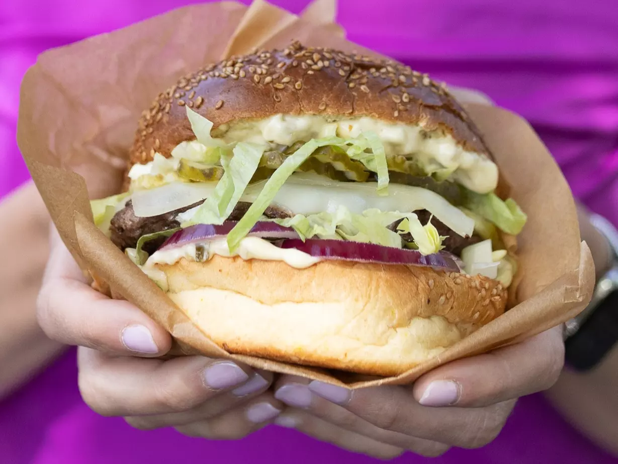 Burger Prostak, Cheese lub miesiąca w Burger Mama