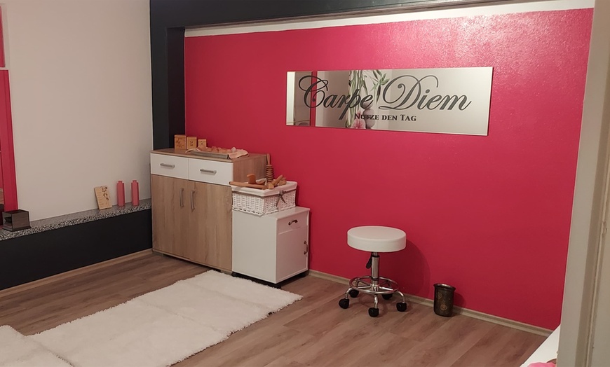 Image 3: Kopf-, Fuß- und/oder Gesicht- und Dekolleté-Massage für 1 Person