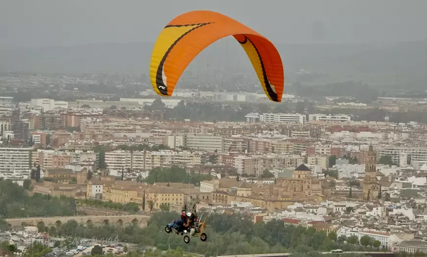 Image 1: Bautismo de vuelo en parapente sobrevolando el Guadalquivir y Córdoba