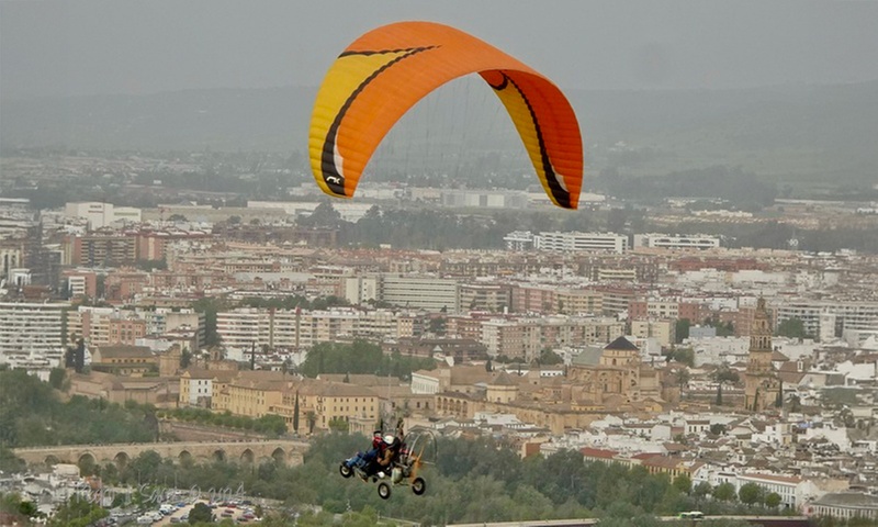 Bautismo de vuelo en parapente sobrevolando el Guadalquivir y Córdoba