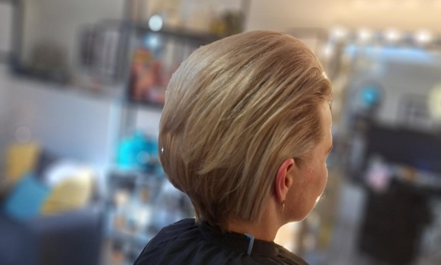 Image 12: Weesp: kappersbehandeling