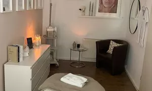 45 Min. Hot-Stone-Rücken-Massage oder 60 Min. Hot-Stone-Ganzkörpermassage für Damen (bis zu 54% sparen)