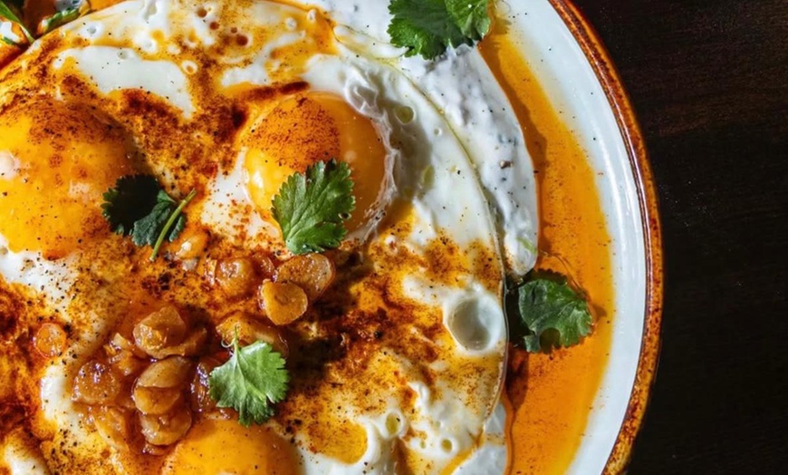 Image 1: Brunch para dos con variedad de platos salados, dulces y bebidas
