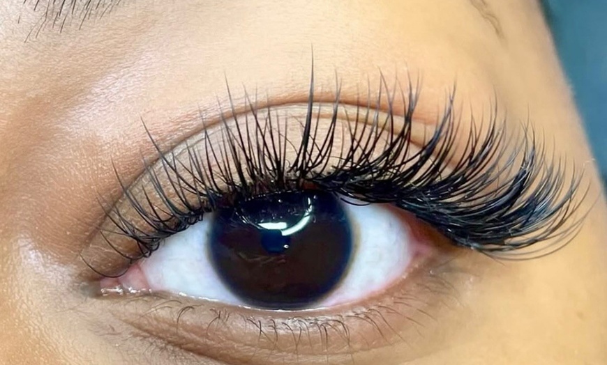 Image 3: Learn 1-1 Classic or/and Volume Eyelash Extension Course