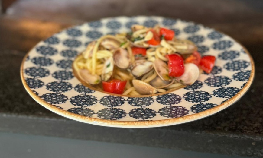 Image 3: Spezial-Bruschetta, Pizza nach Wahl und Tiramisu für 1-4 Personen