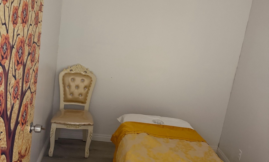 Image 3: Get 60 or 90 Min  Foot Massage w/ Swedish or Deep Tissue Massage