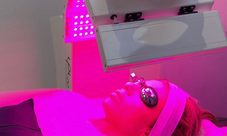 Image 2: Refresh Your Look with a One-Hour Deluxe Facial