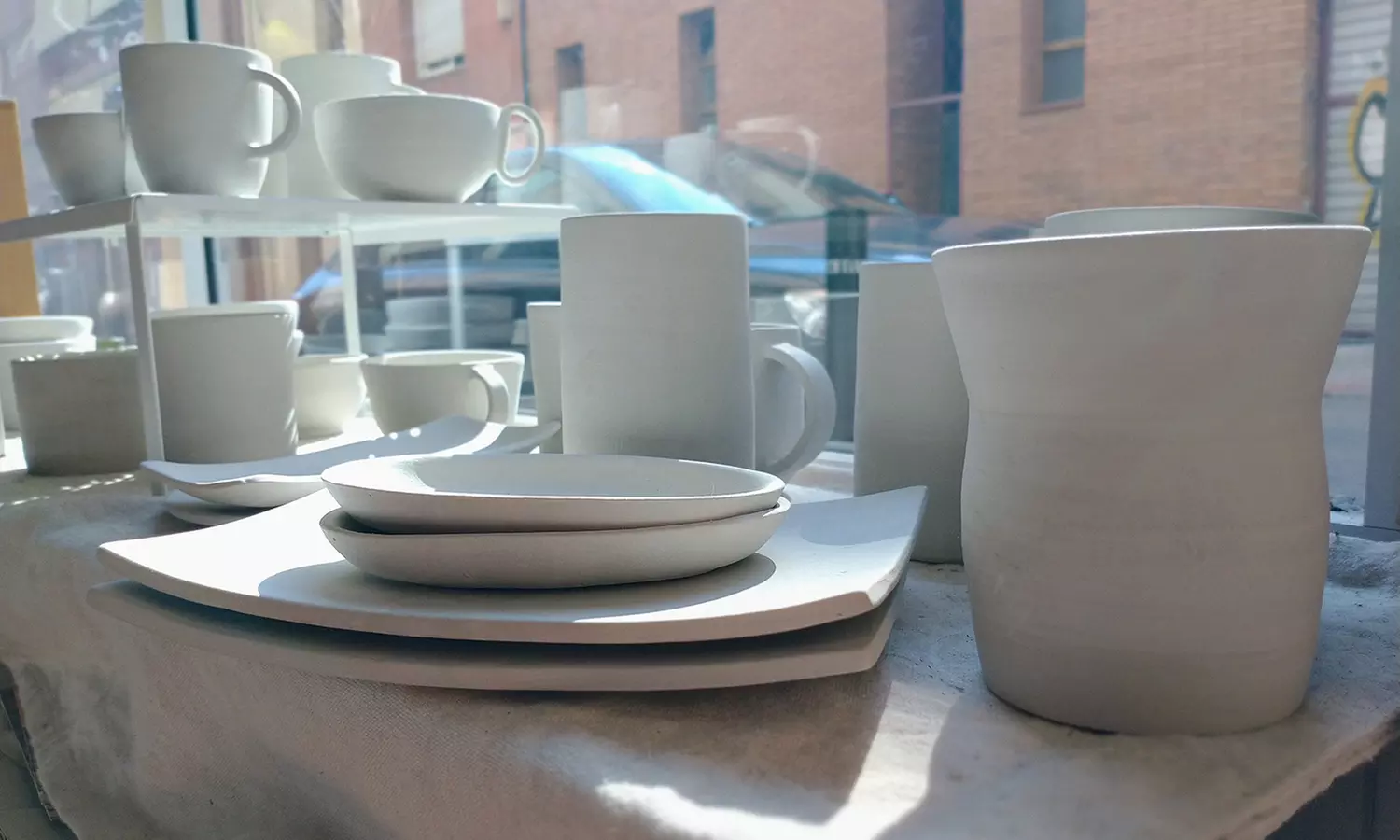 ¡Taller de pintura en cerámica con bebidas para 1 o 2 personas!