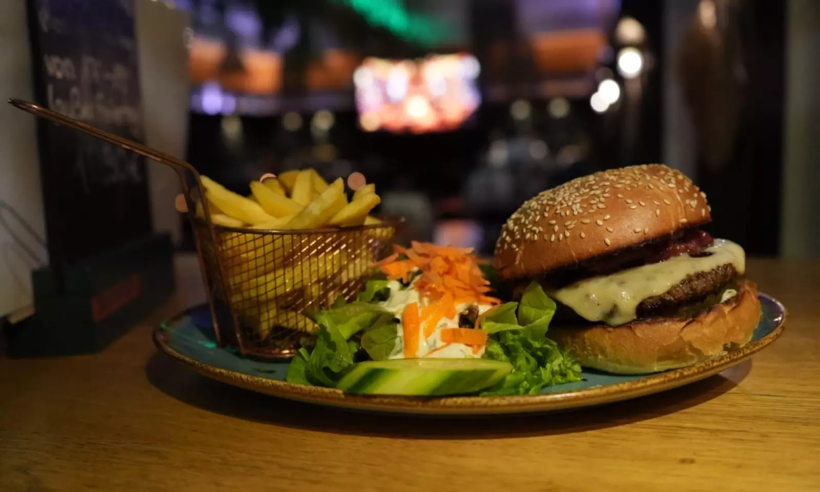 Burger nach Wahl inkl. Pommes und Salat für 1, 2 oder 4 Personen