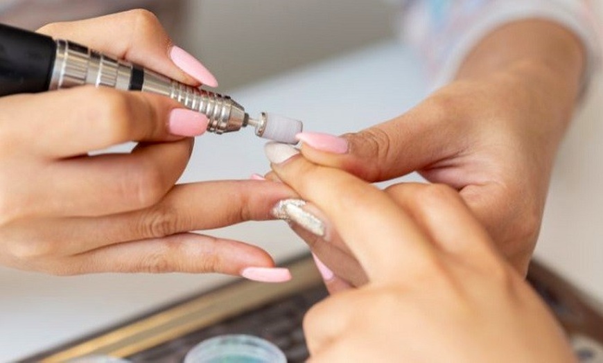 Image 17: Sesión de manicura, pedicura o ambas con esmaltado a elegir para 1