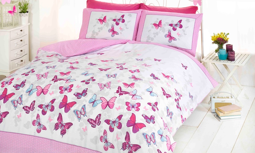 Image 1: Reversible Flutter Duvet Set