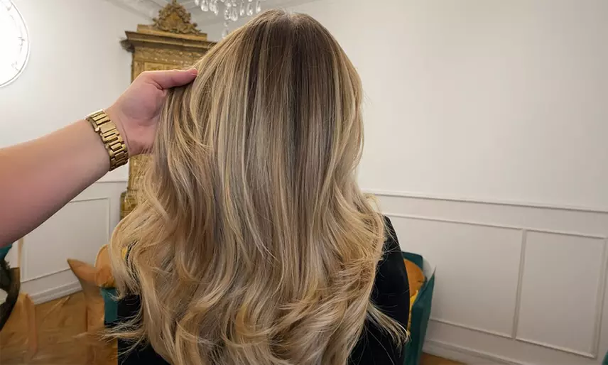 Kolor, który zachwyca, styl, który zostaje – wybrana stylizacja włosów