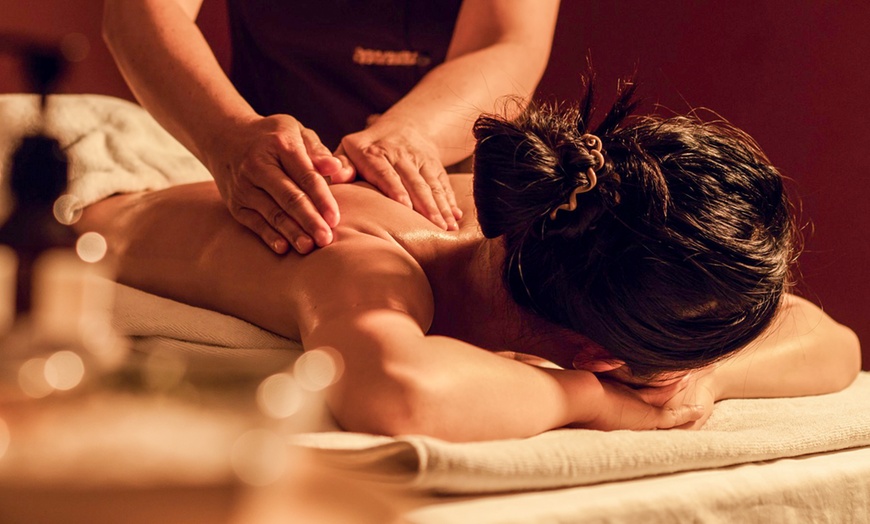 Image 1: Massage californien de 60 min, soin du visage de 45 min en option au Cocon de Chey (jusqu'à 50% de remise)