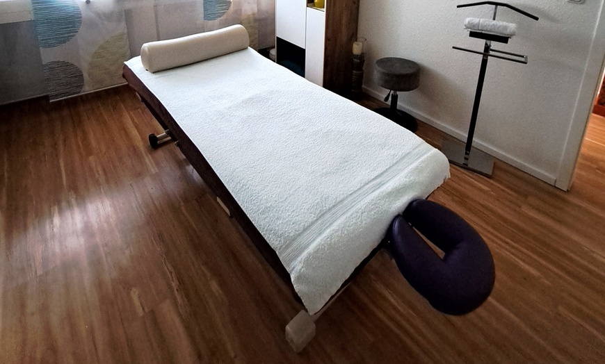Image 2: 30 - 90 Min. Teilkörper- oder Ganzkörper-Massage für 1 Person