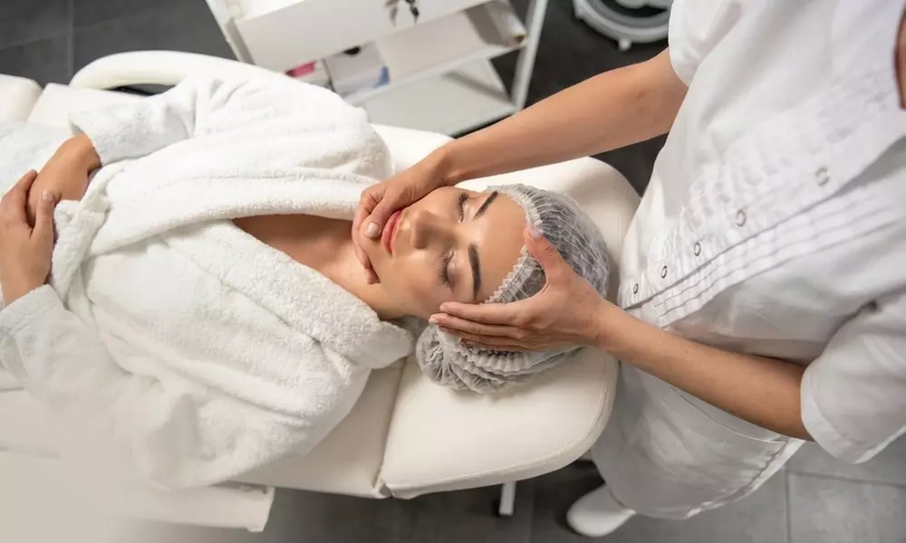 Renaissance Cosmetic Clinics Carousel offers a 45 minute Signature Gel Peel with Lactic Acid - Primary Image