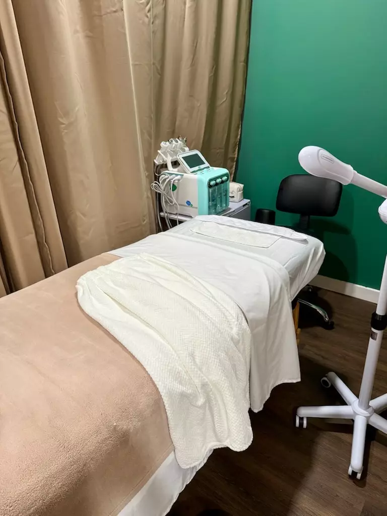 Anti-Aging Hydrating Vit-C Brightening Facial, Deep Pore Acne & More
