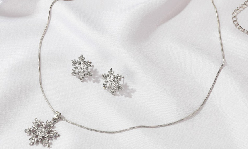 Image 11: Collier et boucles d'oreilles en forme de flocons de neige