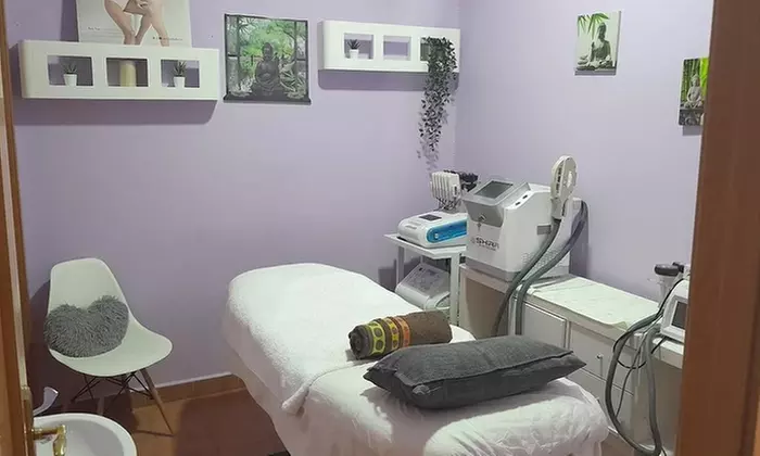 Uñas de gel o acrílicas con diseño básico y esmaltado duradero