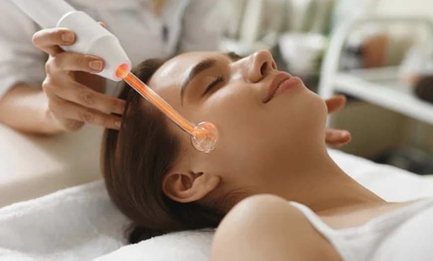 Image 3: Limpieza facial básica completa con opción a aparatología para 1