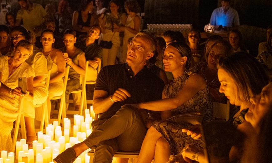 Image 2: Entrada a espectáculo Glory Nights bajo la luz de las velas para 1 o 2