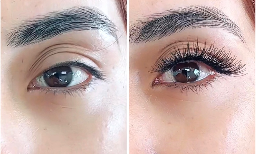 Image 3: Transform Your Look: Get Luscious Lashes That Wow!
