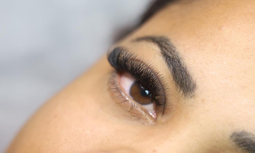 Image 9: Extensiones de pestañas pelo a pelo volumen natural, 2D o 3D