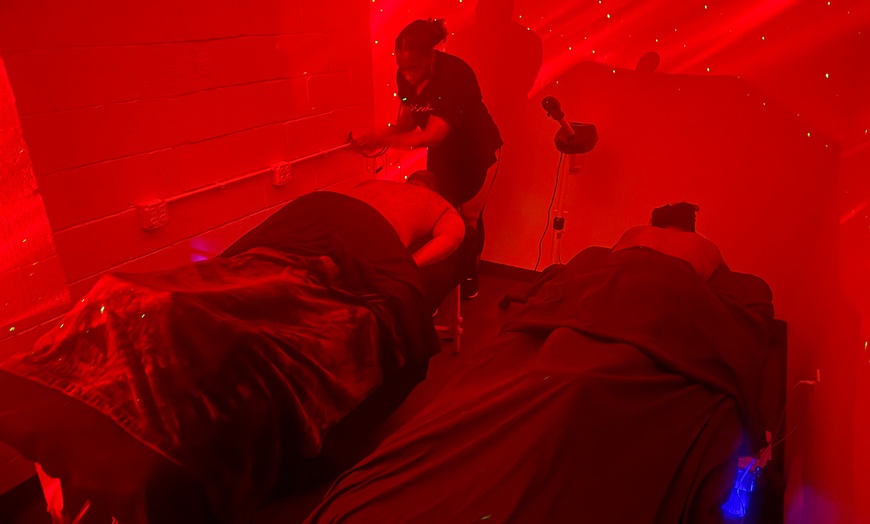 Image 3: Relax with 60 or 90-Minute Swedish Massage For One or Couple 