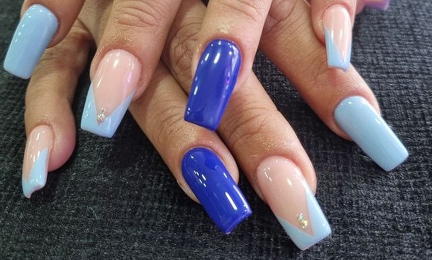 Image 5: Sesión de manicura, pedicura o ambas y diseño de 1 uña para 1 persona