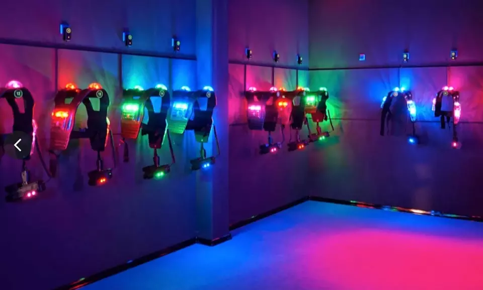 Gaming Paket: Lasertag, Lightjumper + Pizza & Getränk für 1-8 Personen
